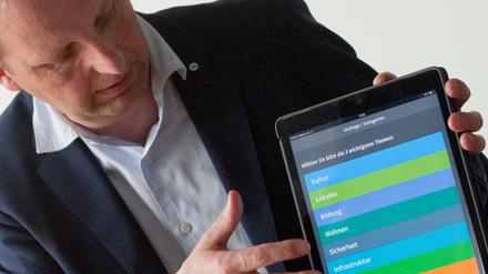 Berlins Senator für Justiz und Verbraucherschutz, Thomas Heilmann, erklärt die neue App der CDU.
