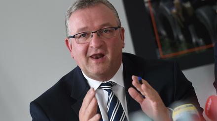 An den Dienstreisen des Berliner Innensenators und CDU-Landesvorsitzenden Frank Henkel gibt es immer wieder Kritik.