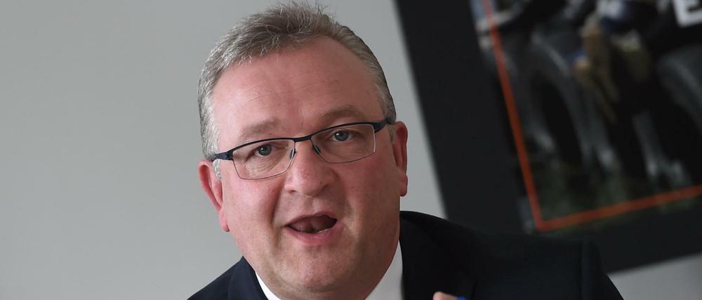 An den Dienstreisen des Berliner Innensenators und CDU-Landesvorsitzenden Frank Henkel gibt es immer wieder Kritik.