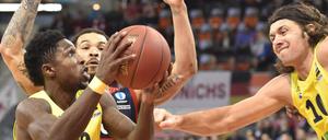 Albas Will Cherry (links) und Kresimir Loncar wurden für ein Spiel gesperrt.