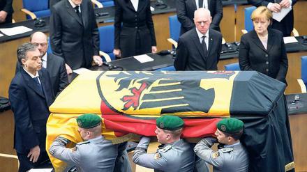 Soldaten tragen den Sarg in den ehemaligen Plenarsaal.