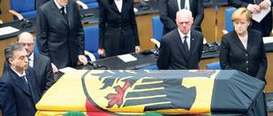 Soldaten tragen den Sarg in den ehemaligen Plenarsaal.