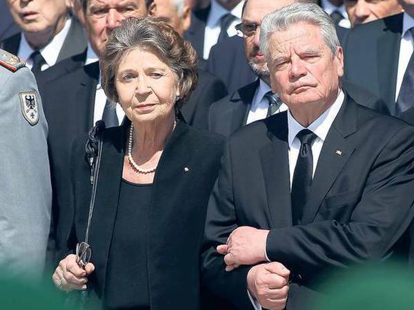 Witwe Barbara Genscher mit Bundespräsident Joachim Gauck.