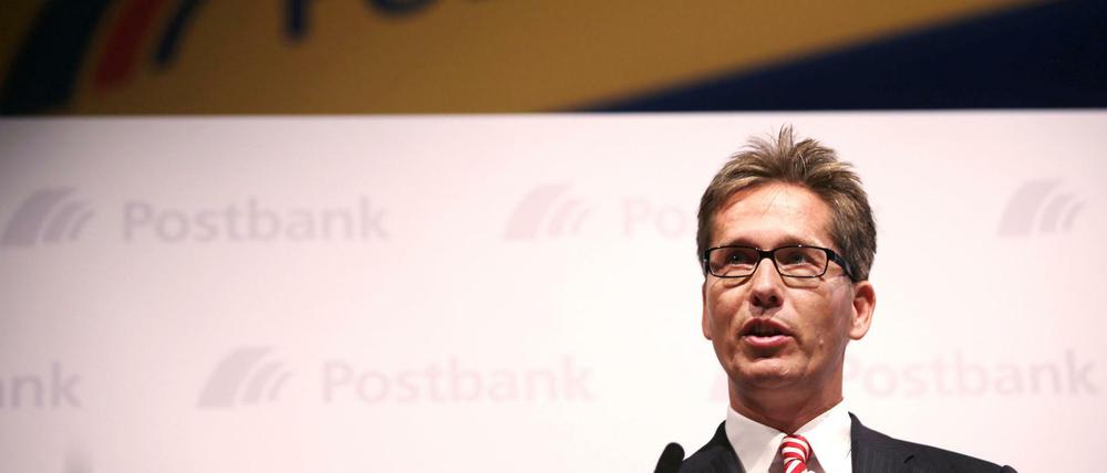 Der Vorsitzende des Vorstandes der Postbank, Frank Strauß, spricht am 28.08.2015 in Bochum (Nordrhein-Westfalen) während der Hauptversammlung zu den Aktionären. Strauß hat angesichts der Niedrigzinspolitik der EZB das kostenlose Girokonto für Privatkunden in Frage gestellt.