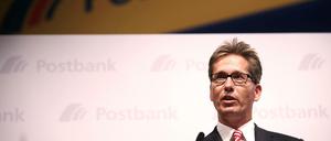 Der Vorsitzende des Vorstandes der Postbank, Frank Strauß, spricht am 28.08.2015 in Bochum (Nordrhein-Westfalen) während der Hauptversammlung zu den Aktionären. Strauß hat angesichts der Niedrigzinspolitik der EZB das kostenlose Girokonto für Privatkunden in Frage gestellt.