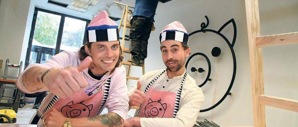 Schwein gehabt. Jakob Haupt (links) und David Roth, die Blogger von „Dandy Diary“, wollen am Samstag ihr veganes Fastfood-Restaurant eröffnen.