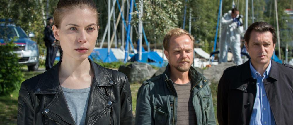 Kämpfen mehr gegen ihre eigenen Dämonen als mit der Aufklärung des Mordes: Hannah Zeiler (Nora von Waldstätten) aus Österreich und ihr deutscher Kollege Micha Oberländer (Matthias Koeberlin, Mitte).