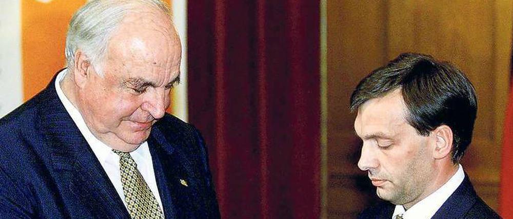 Vor 16 Jahren überreichte Viktor Orban dem Altkanzlerl die Millenniums-Medaille für Staatsmänner.