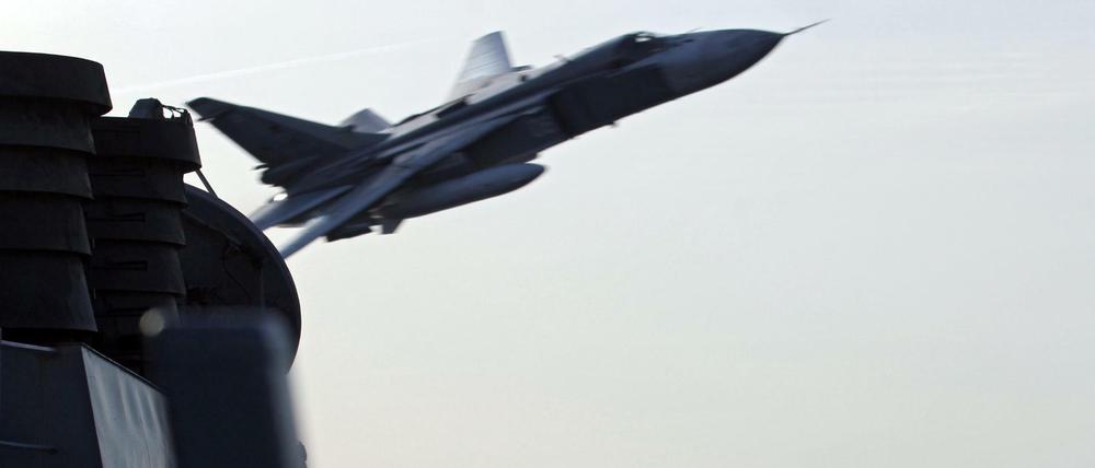 Riskante Machtdemonstration: Ein russisches Kampfflugzeug flog in kurzer Distanz über ein Schiff der US-Marine hinweg.