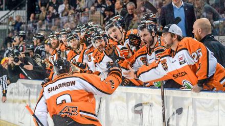 Das war's Leute, wir kommen ins Finale! Jimmy Sharrow feiert nach seinem Tor zum 2:0 in Nürnberg.