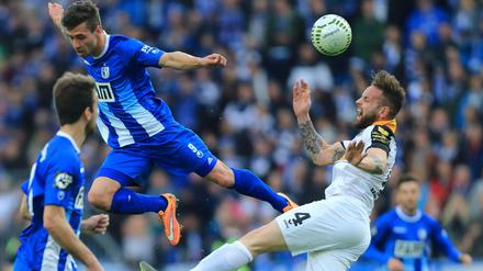 Magdeburgs Manuel Farrona-Pulido (l.) und Dresdens Giuliano Modica (r.) kämpfen um den Ball.