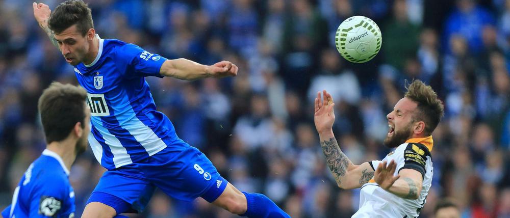 Magdeburgs Manuel Farrona-Pulido (l.) und Dresdens Giuliano Modica (r.) kämpfen um den Ball.