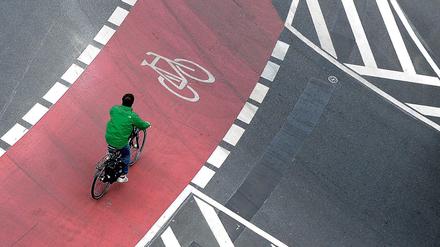 Lebensrisiko Fahrrad. Die Verwaltung kommt mit dem Bau von Radwegen nicht hinterher – was Radler oft gefährdet.