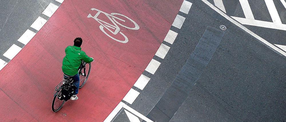 Lebensrisiko Fahrrad. Die Verwaltung kommt mit dem Bau von Radwegen nicht hinterher – was Radler oft gefährdet.
