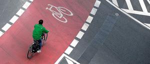 Lebensrisiko Fahrrad. Die Verwaltung kommt mit dem Bau von Radwegen nicht hinterher – was Radler oft gefährdet.