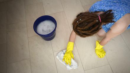 Laut dem Statistischen Bundesamt ist unbezahlte Arbeit wie zum Beispiel Putzen immer noch hauptsächlich Frauenarbeit. 