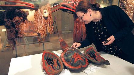 Zweites Gesicht. Nordamerika-Kuratorin Monika Zessnik mit der Kwakwaka'wakw-Maske.