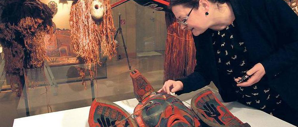 Zweites Gesicht. Nordamerika-Kuratorin Monika Zessnik mit der Kwakwaka'wakw-Maske.
