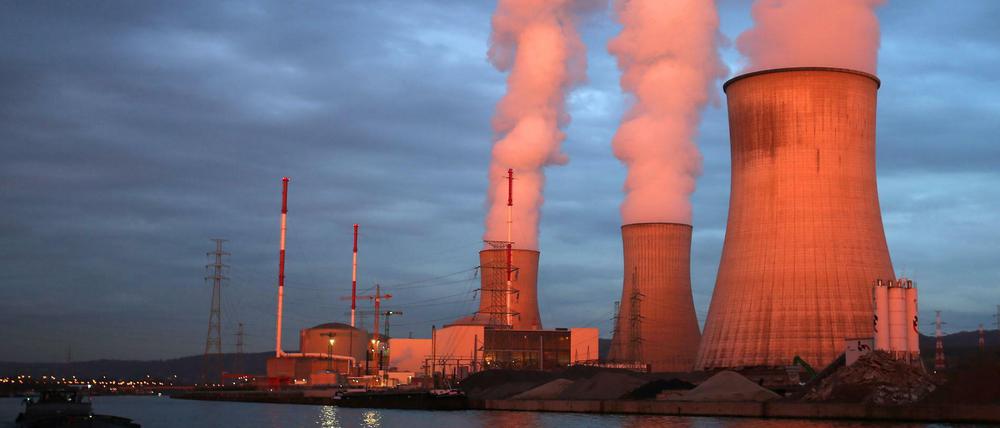 Dampf steigt am 12.04.2016 in Huy (Belgien) aus dem Atomkraftwerk Tihange des Betreibers Electrabel.