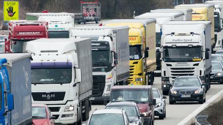 Staus entstehen nicht nur durch Baustellen oder Unfälle, sondern immer wieder auch durch Schaulustige.
