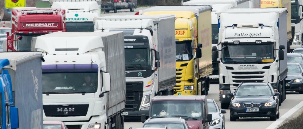Staus entstehen nicht nur durch Baustellen oder Unfälle, sondern immer wieder auch durch Schaulustige.