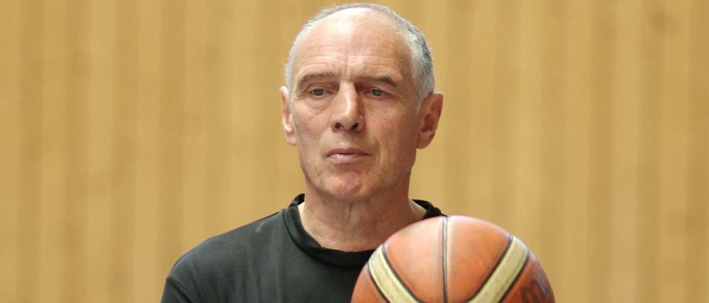 Holger Geschwindner, 70, war bei Olympia 1972 Kapitän des Basketball-Nationalteams. Der studierte Physiker und Mathematiker führte Dirk Nowitzki als Entdecker und Trainer mit unkonventionellen Methoden in die NBA.