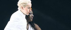 Mareike Beykirch (Cato, links) und Thelma Buabang (Üzüm)