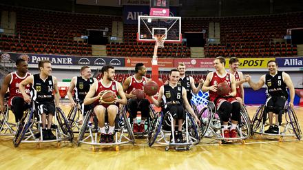 Begegnung auf gleicher Höhe. Das Basketball-Team des FC Bayern München traf sich mit dem paralympischen deutschen Nationalteam zum Match in Rollstühlen.