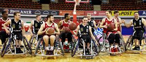 Begegnung auf gleicher Höhe. Das Basketball-Team des FC Bayern München traf sich mit dem paralympischen deutschen Nationalteam zum Match in Rollstühlen.