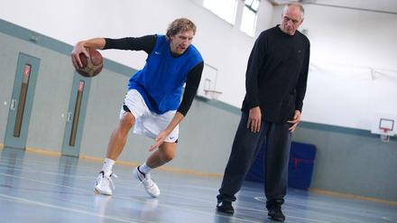 Meister und Meisterschüler. Geschwindner und Nowitzki im Einzeltraining.