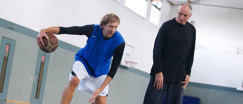 Meister und Meisterschüler. Geschwindner und Nowitzki im Einzeltraining.