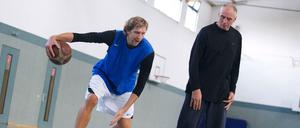 Meister und Meisterschüler. Geschwindner und Nowitzki im Einzeltraining.