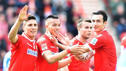 Bobby Wood (2. v. l.), wie man ihn kennt: in Feierlaune. 