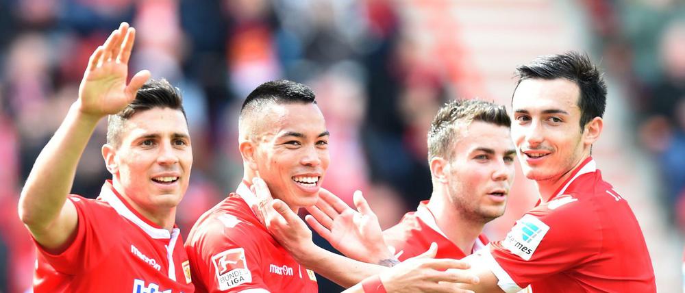 Bobby Wood (2. v. l.), wie man ihn kennt: in Feierlaune.