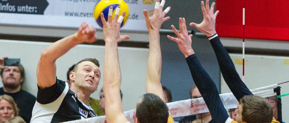 Berlins Paul Lotman (links) kam am Block der Lüneburger nur mit größter Anstrengung vorbei.
