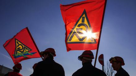 Die IG Metall hat in der laufenden Tarifrunde der Metall- und Elektroindustrie Warnstreiks angekündigt.