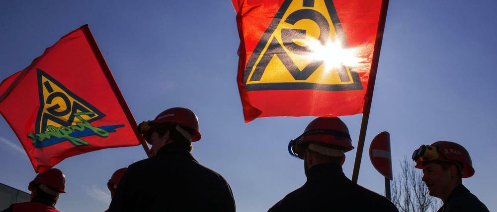 Die IG Metall hat in der laufenden Tarifrunde der Metall- und Elektroindustrie Warnstreiks angekündigt.