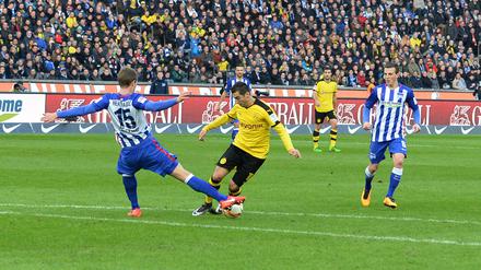 Aktion aus dem 0:0 im Februar. Henrich Mchitarjan (m.) lässt hier Herthas Sebastian Langkamp aussteigen.
