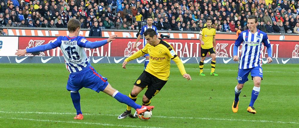 Aktion aus dem 0:0 im Februar. Henrich Mchitarjan (m.) lässt hier Herthas Sebastian Langkamp aussteigen.