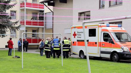 Rettungskräfte versorgten sowohl die verletzte Wohnungsbesitzerin als auch die mutmaßliche Tochter, die in der Wohnung eingesperrt war. 