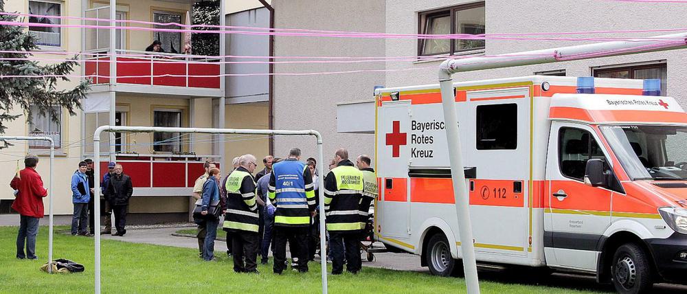 Rettungskräfte versorgten sowohl die verletzte Wohnungsbesitzerin als auch die mutmaßliche Tochter, die in der Wohnung eingesperrt war. 