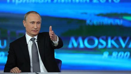 Russlands Präsident Wladimir Putin beantwortet in einer Live-Fernsehsendung Fragen der Bürger. 