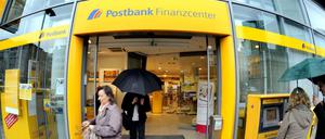Der Vorstandschef der Postbank, Frank Strauß, hat angesichts der Niedrigzinspolitik der EZB das kostenlose Girokonto für Privatkunden in Frage gestellt.
