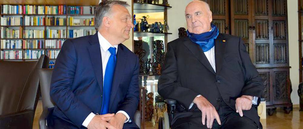 Ungarns Ministerpräsident Viktor Orban (links) hat Alt-Kanzler Helmut Kohl in Oggersheim bei Ludwigshafen besucht.