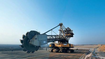 Lange hochprofitabel war das Geschäft mit der Braunkohle, doch der Fall der Börsenstrompreise macht selbst Tagebaue unwirtschaftlich. 