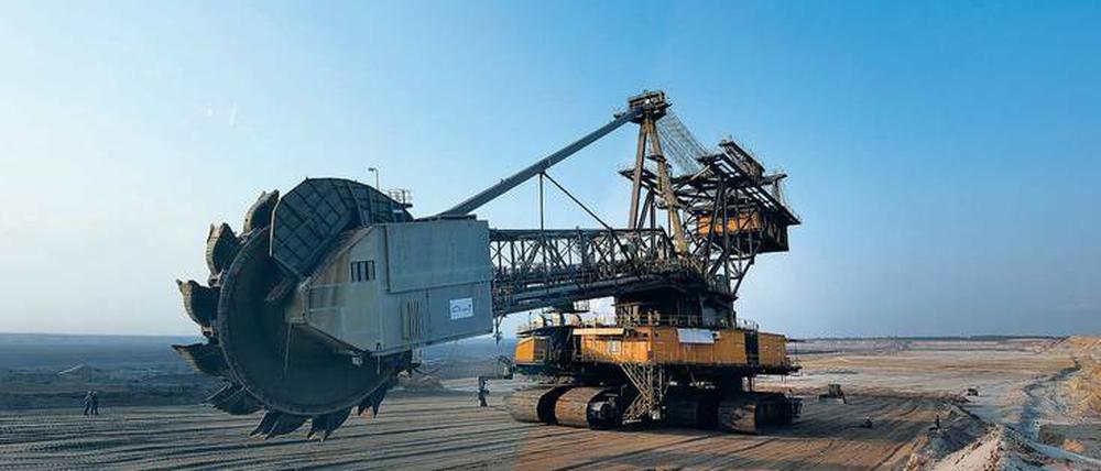 Lange hochprofitabel war das Geschäft mit der Braunkohle, doch der Fall der Börsenstrompreise macht selbst Tagebaue unwirtschaftlich.