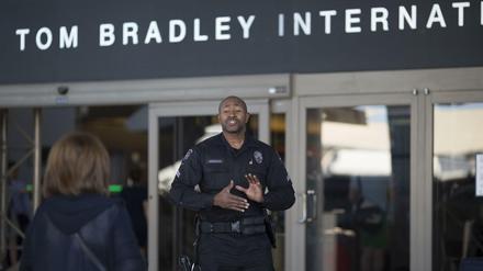 Ein Polizist bewacht das Tom-Bradley-International-Terminal am Flughafen von Los Angeles. 
