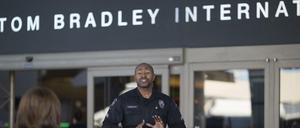 Ein Polizist bewacht das Tom-Bradley-International-Terminal am Flughafen von Los Angeles. 