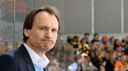 Mächtig sauer und bald auf der Tribüne? Wolfsburgs Trainer Pavel Gross.