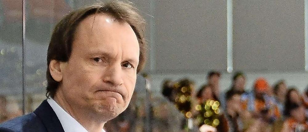 Mächtig sauer und bald auf der Tribüne? Wolfsburgs Trainer Pavel Gross.